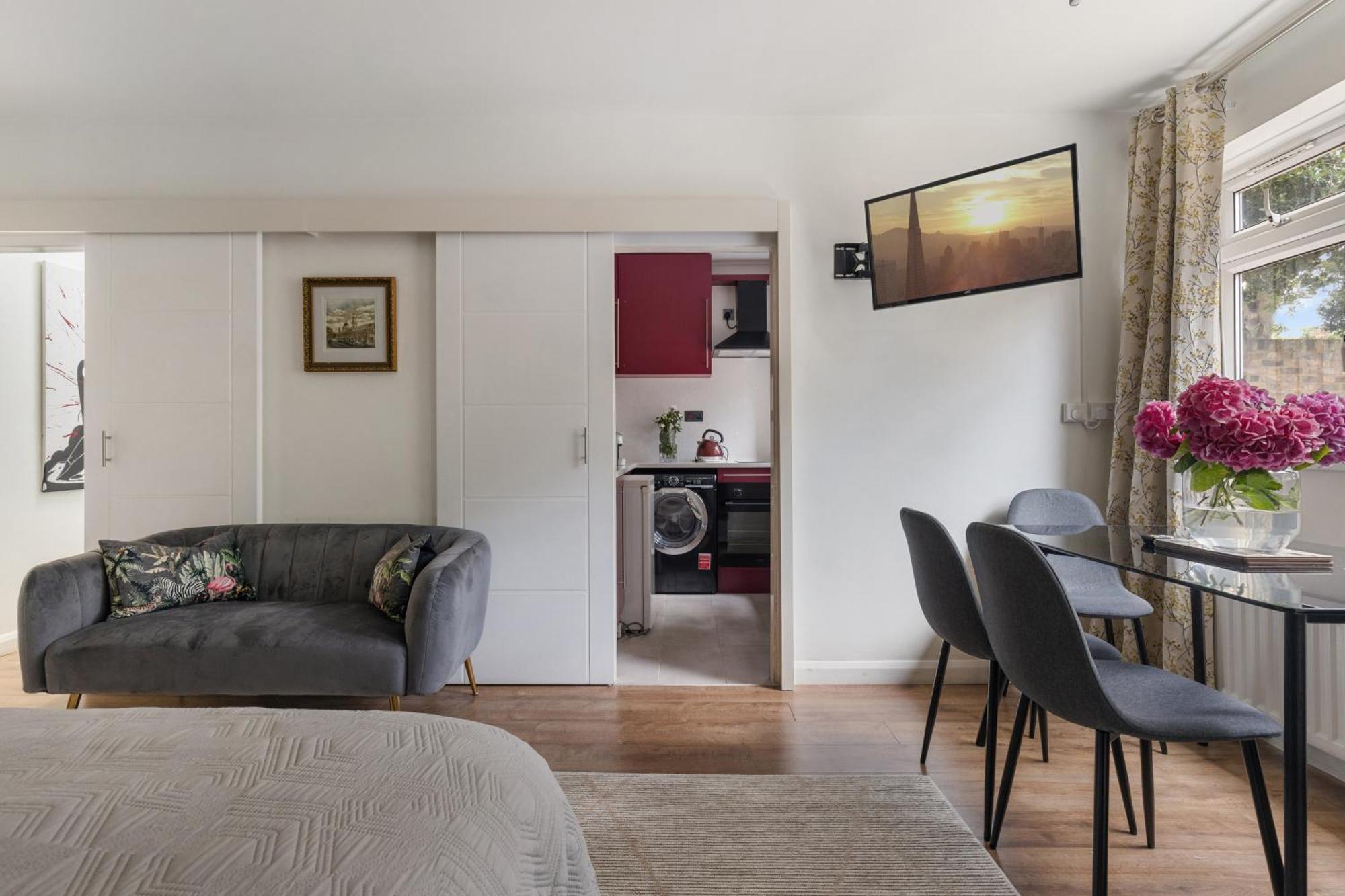 אילינג King Studio Apartment With Garden And Parking מראה חיצוני תמונה